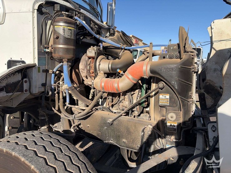 2015-peterbilt-348-image-10