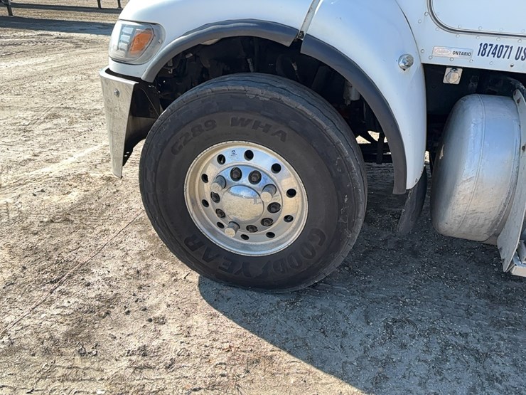 2011-peterbilt-348-image-12