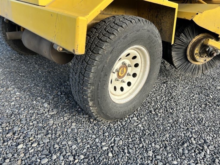 2015-superior-broom-dt80j-image-17