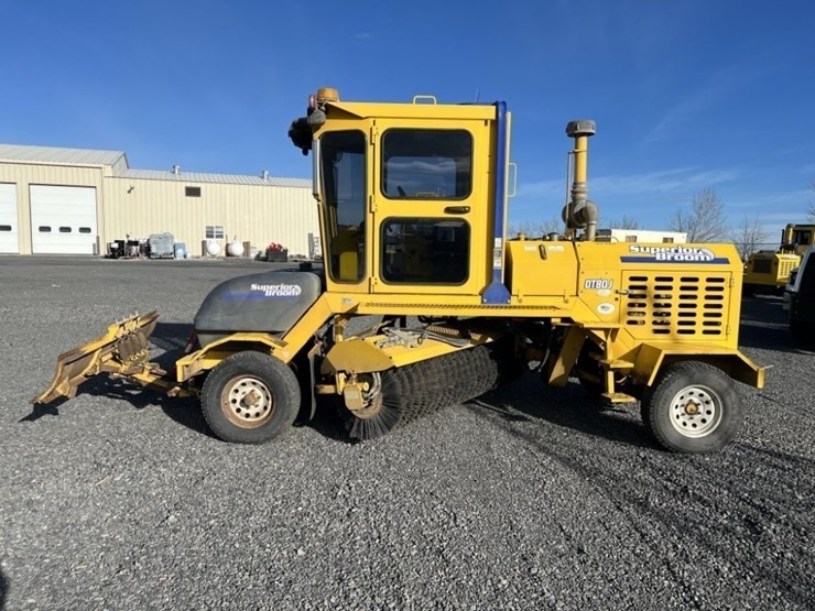 2015-superior-broom-dt80j-image-2