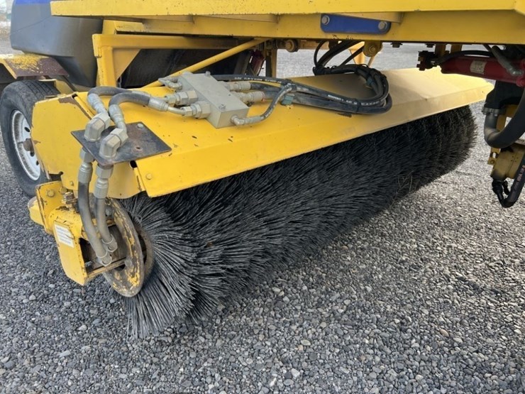 2015-superior-broom-dt80j-image-14