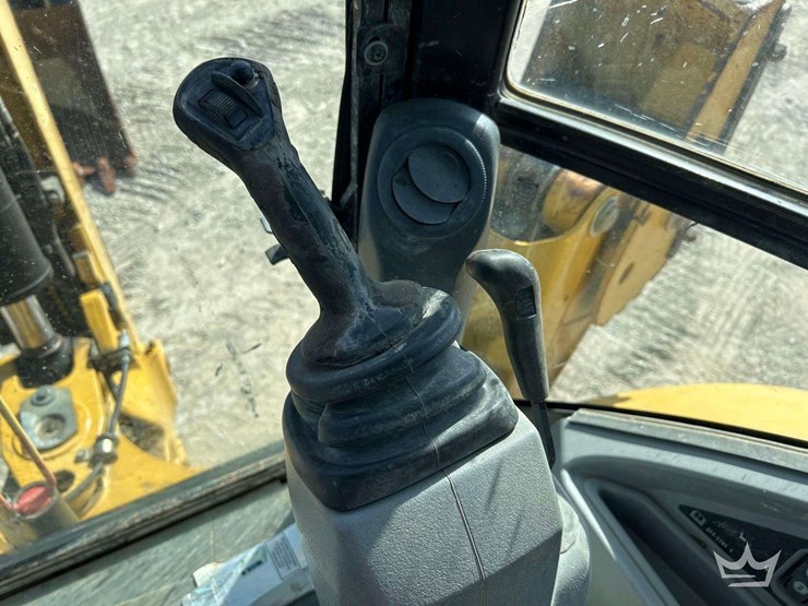 2013-caterpillar-420f-image-18