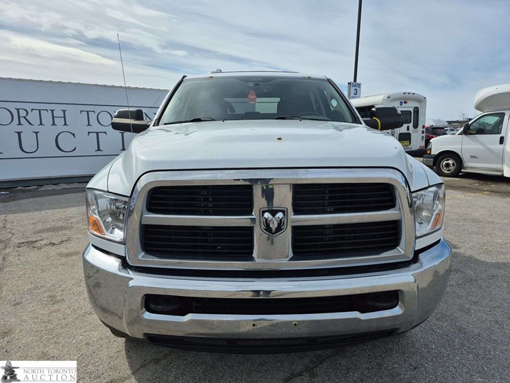 2011-dodge-2500-image-2