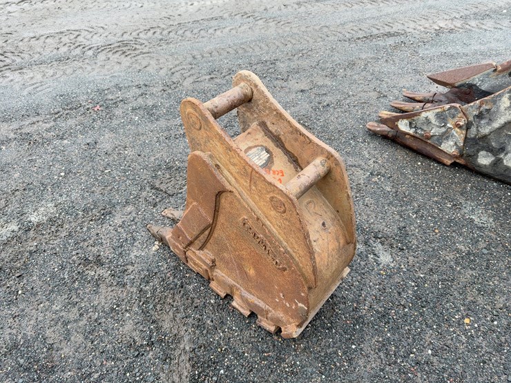 cf-12"-bucket-with-teeth-image-3