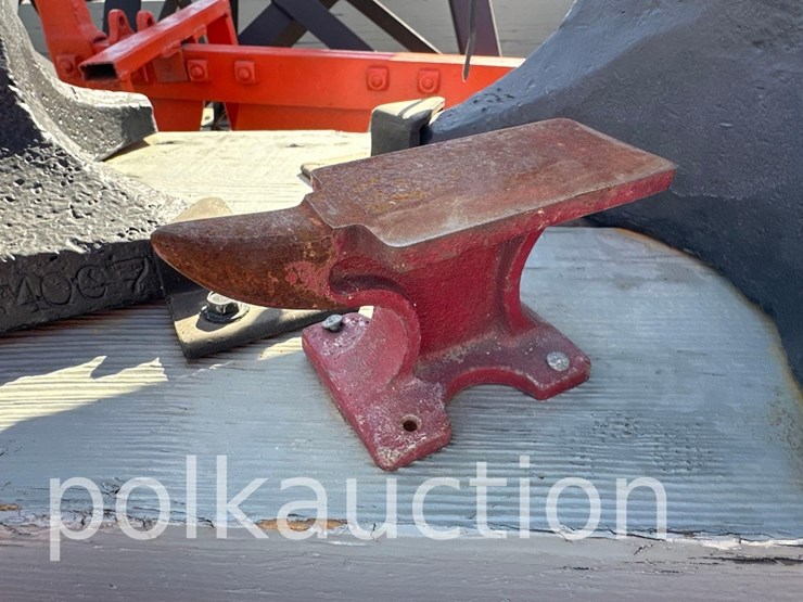 1734---(4)-small-anvils---from-the-harlan-beer-estate-image-3