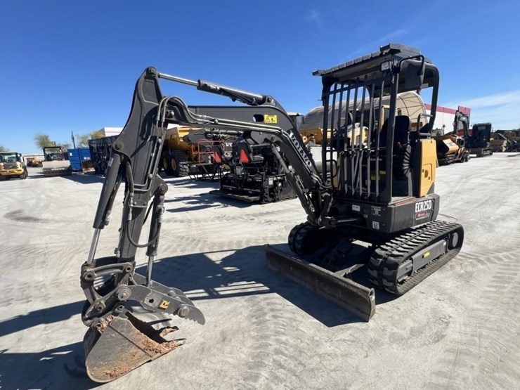 2022-volvo-ecr25d-image-1