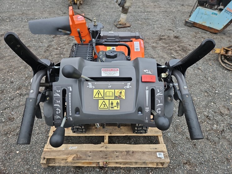 husvarna-st327p-snow-blower-image-5