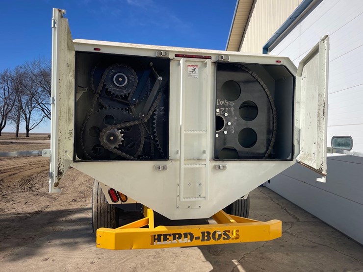 2024-herd-boss-6160-mixer-wagon--1-owner-image-52