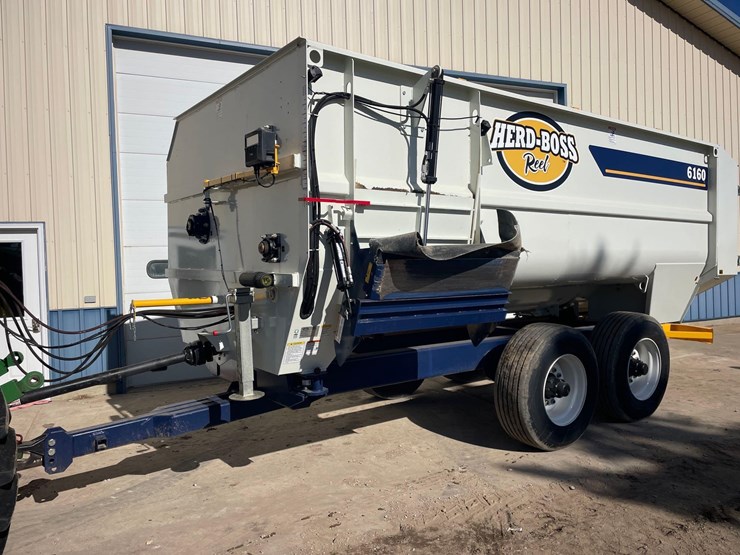 2024-herd-boss-6160-mixer-wagon--1-owner-image-1