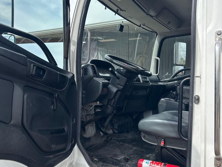 2019-hino-268-image-22