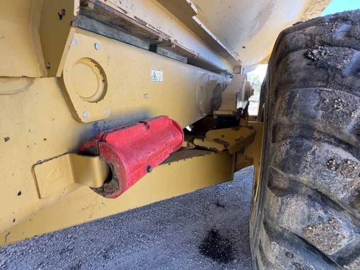 2013-caterpillar-740b-image-16