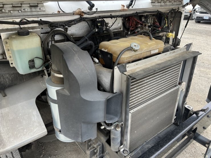 2010-freightliner-mt55-image-12