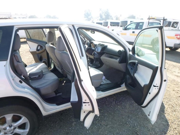 2014-toyota-rav4-image-19