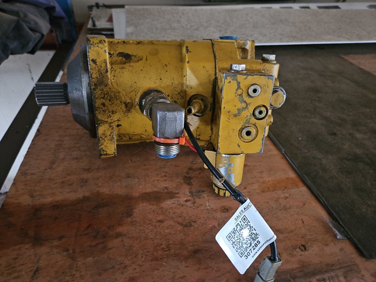 caterpillar-d3-hystat-drive-motor-image-1