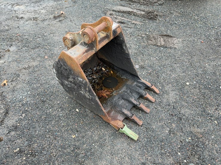 geith-24"-bucket-with-teeth-image-1