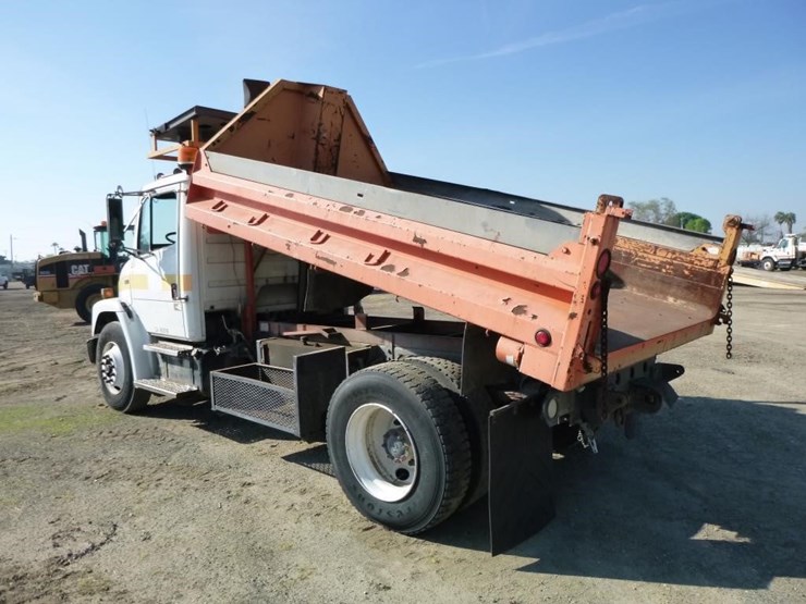 2001-freightliner-fl70-image-5