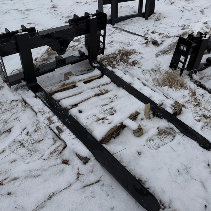 60" PALLET FORKS W/ BALE SPEAR