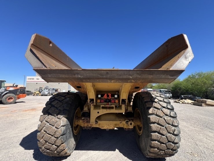 2013-caterpillar-740b-image-4