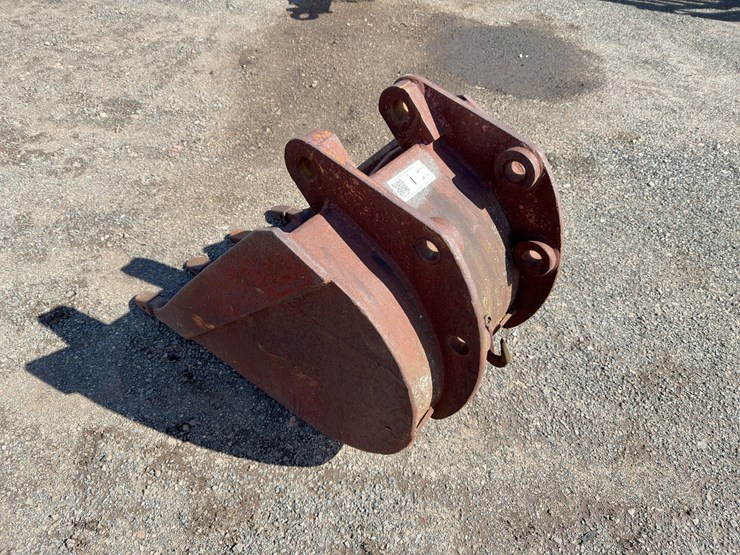 24"-backhoe-bucket-with-teeth-image-3