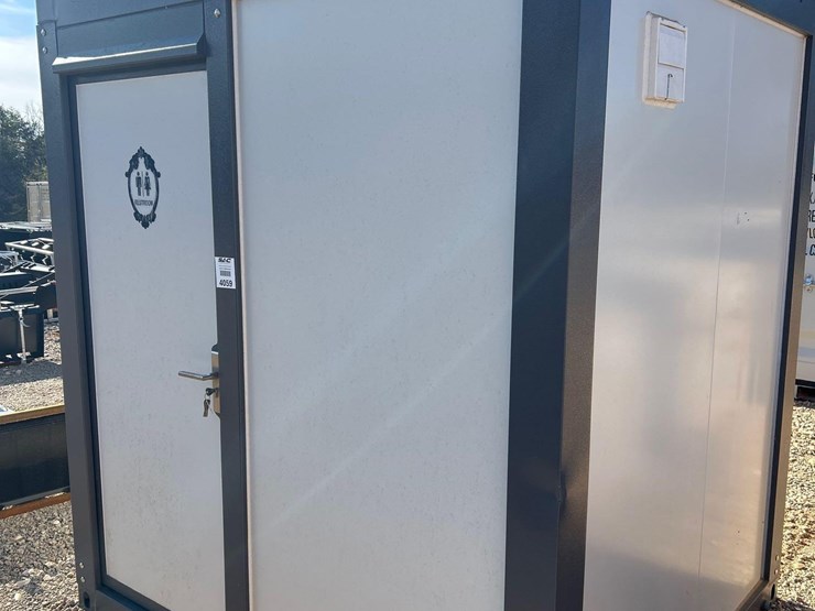 portable-restroom/shower-image-1