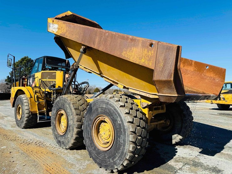 2015-caterpillar-735b-image-4