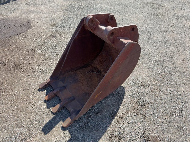 24"-backhoe-bucket-with-teeth-image-2
