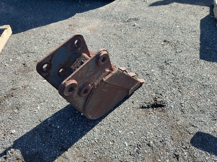 12"-bucket-with-teeth-image-3