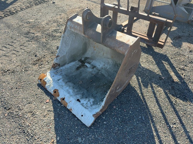 wb-36"-bucket-with-teeth-image-2