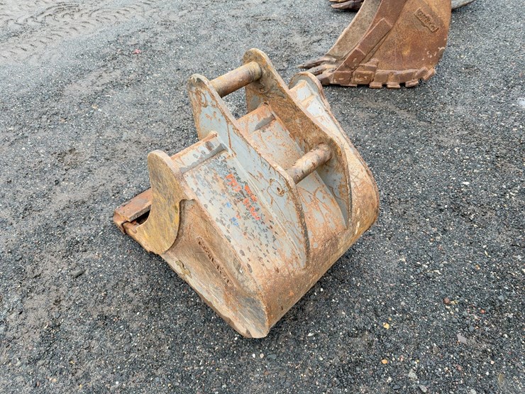 cf-24"-bucket-with-smooth-edge-image-2