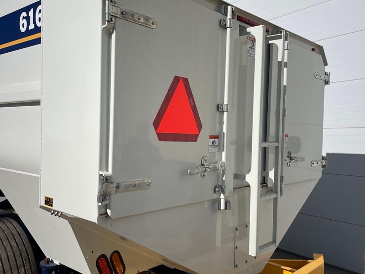 2024-herd-boss-6160-mixer-wagon--1-owner-image-40