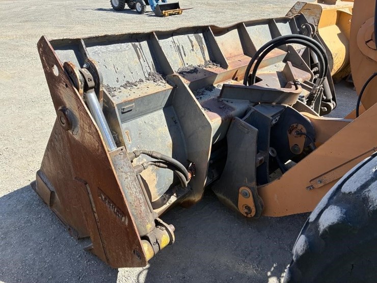 2009-case-721e-image-8