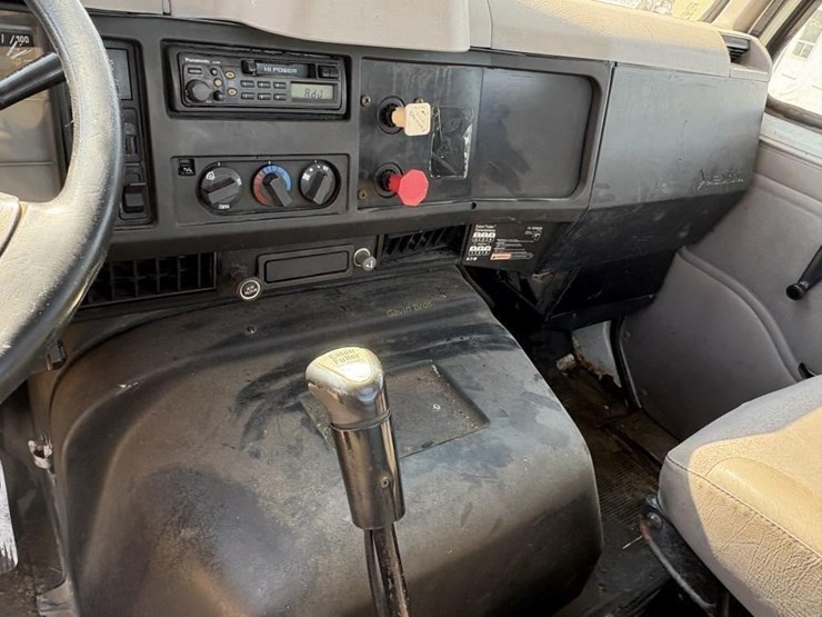 2002-international-8100-image-14