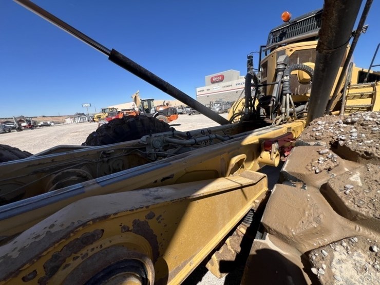 2013-caterpillar-740b-image-46