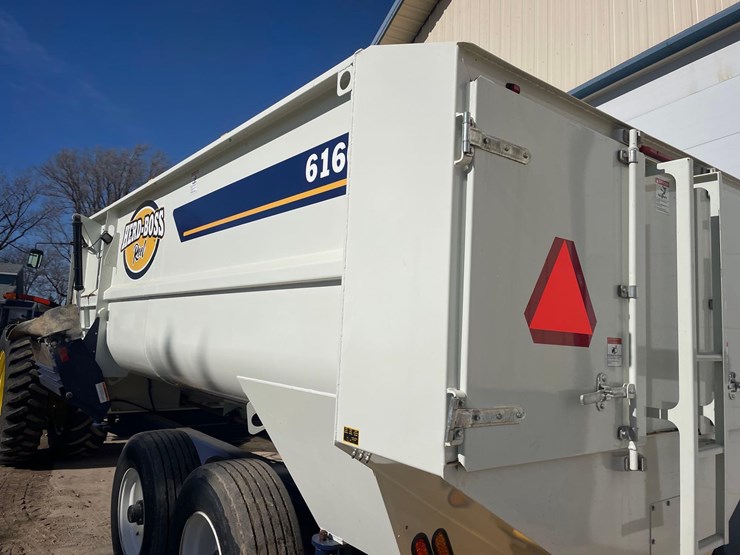 2024-herd-boss-6160-mixer-wagon--1-owner-image-22