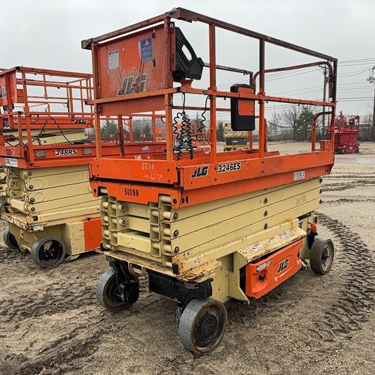 2017 JLG 3246ES