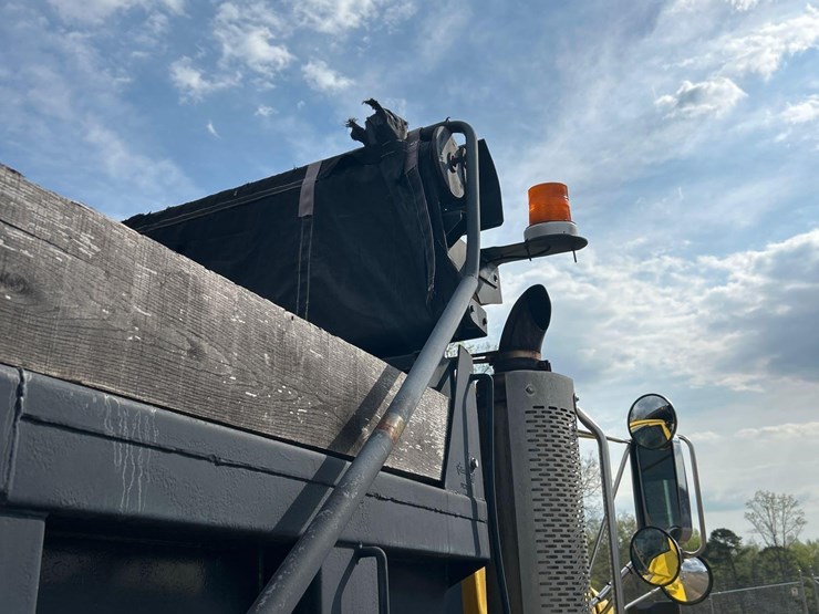 2007-sterling-l9500-image-27