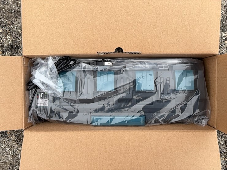 new-makita-18-v-4-bank-charger-new-support-equipment-image-1