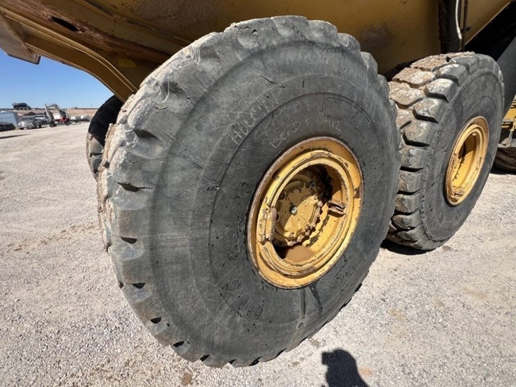 2013-caterpillar-740b-image-22