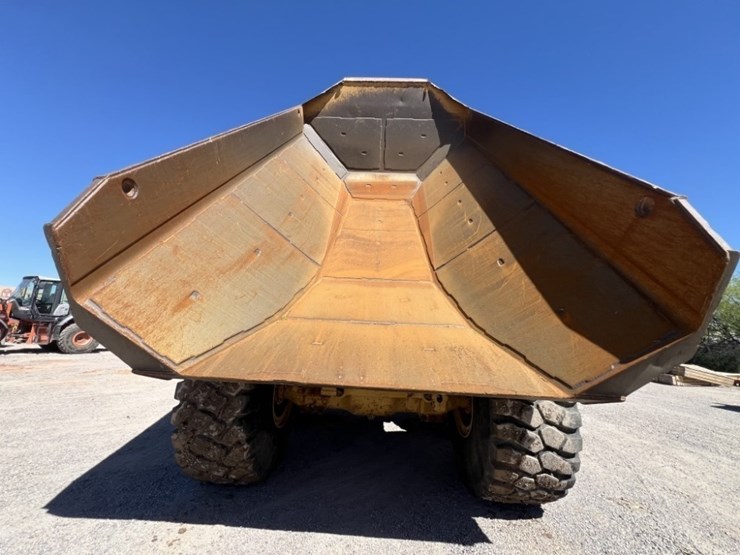 2013-caterpillar-740b-image-43