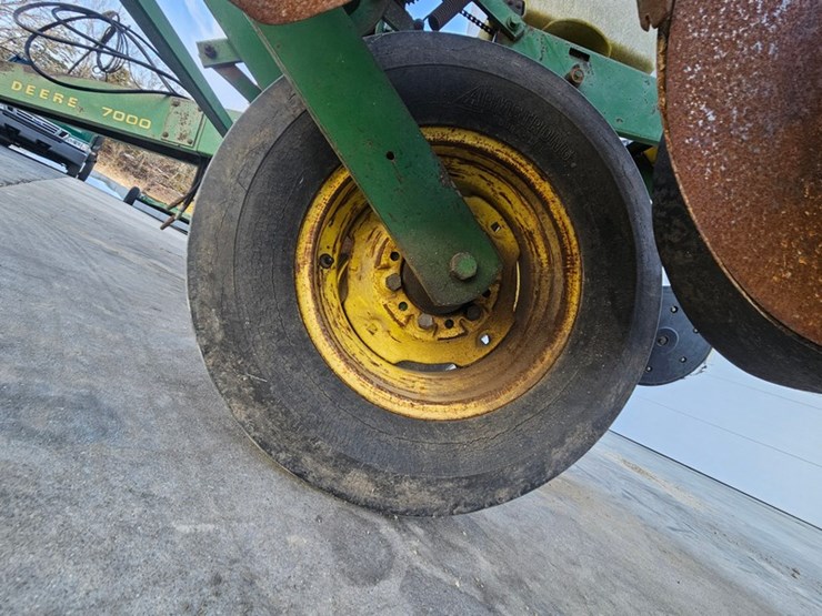 john-deere-7000-image-37