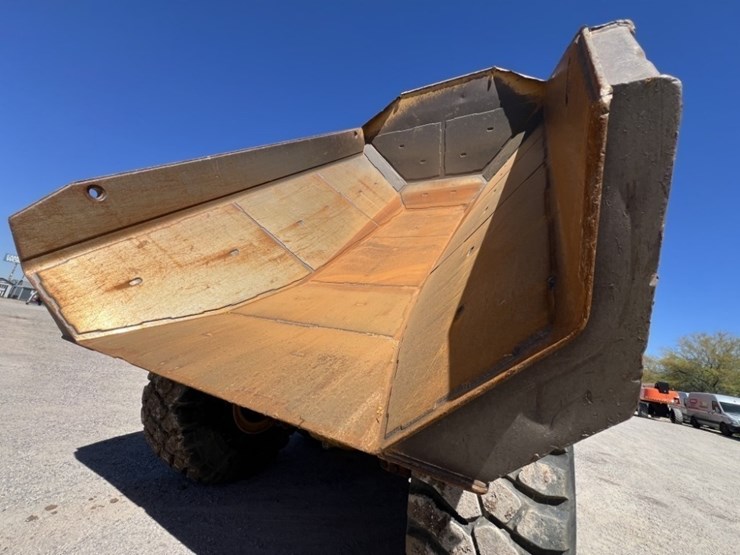 2013-caterpillar-740b-image-44