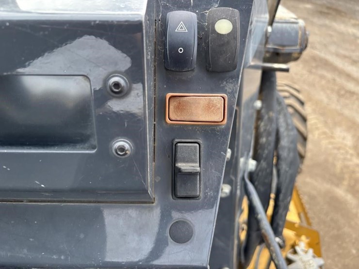 2017-deere-210lep-image-17