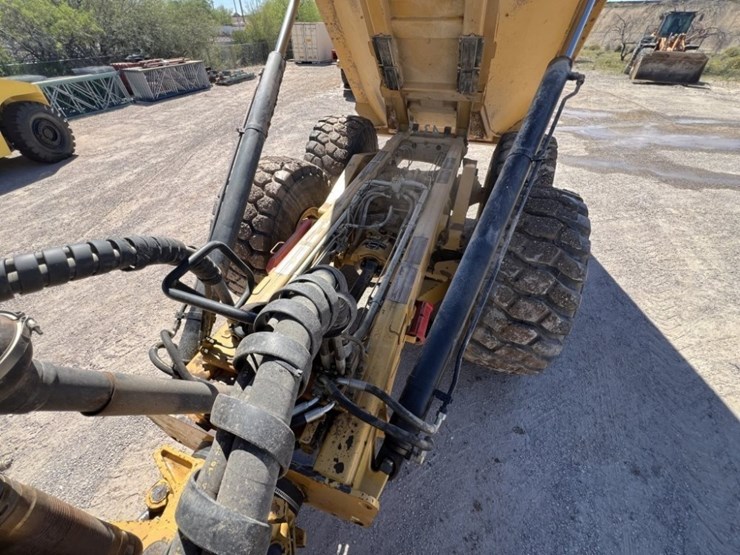 2013-caterpillar-740b-image-35