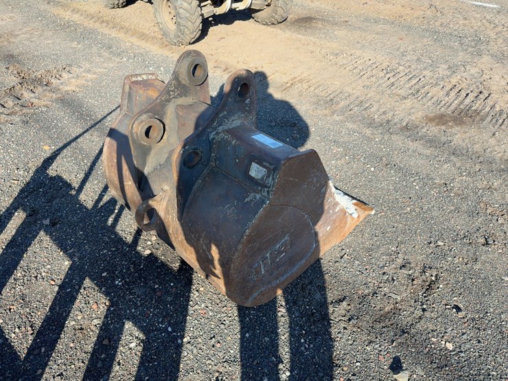 wb-36"-bucket-with-teeth-image-4