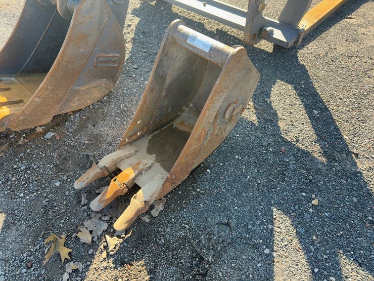 cp-12"-bucket-with-teeth-image-2