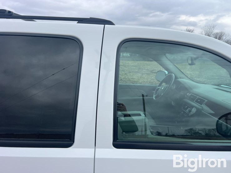 2007-chevrolet-suburban-image-11