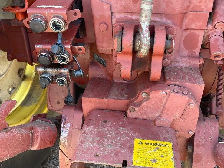 allis-chalmers-7040-2wd-tractor-image-19