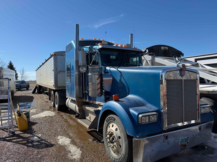 2004-kenworth-w900-image-1