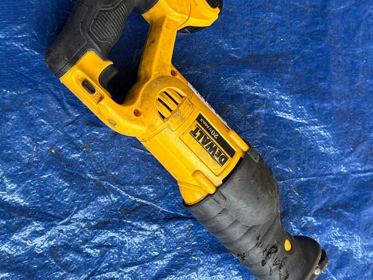 dewalt-20v-saw/-sheetrock-saw-image-3