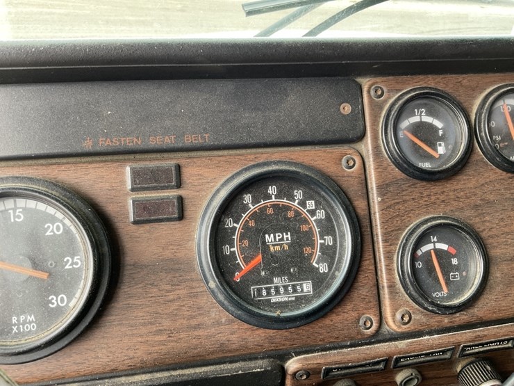 1996-freightliner-fld120-image-8